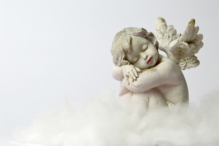 figurka aniołka śpiącego na chmurze
