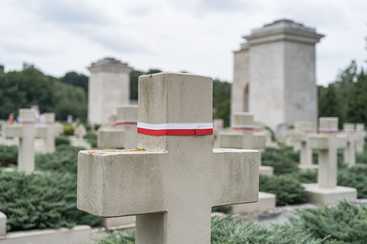 krzyże z polską flagą na grobach wojennych